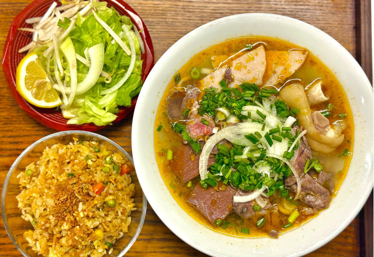 ▼フエ風牛肉辛麺とチャーハンセット